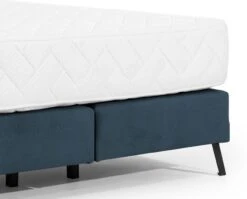 Lit Continental Capitonné Tissu Bleu Pozza Avec Matelas 30 Cm En Latex Et Pied Métal Noir -Disney Cars Soldes lit continental capitonne tissu bleu pozza avec matelas 30 cm en latex et pied metal noir 5904484022532 1398043